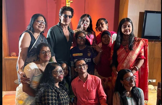 King of Hearts Shah Rukh Khan meets acid attack victims