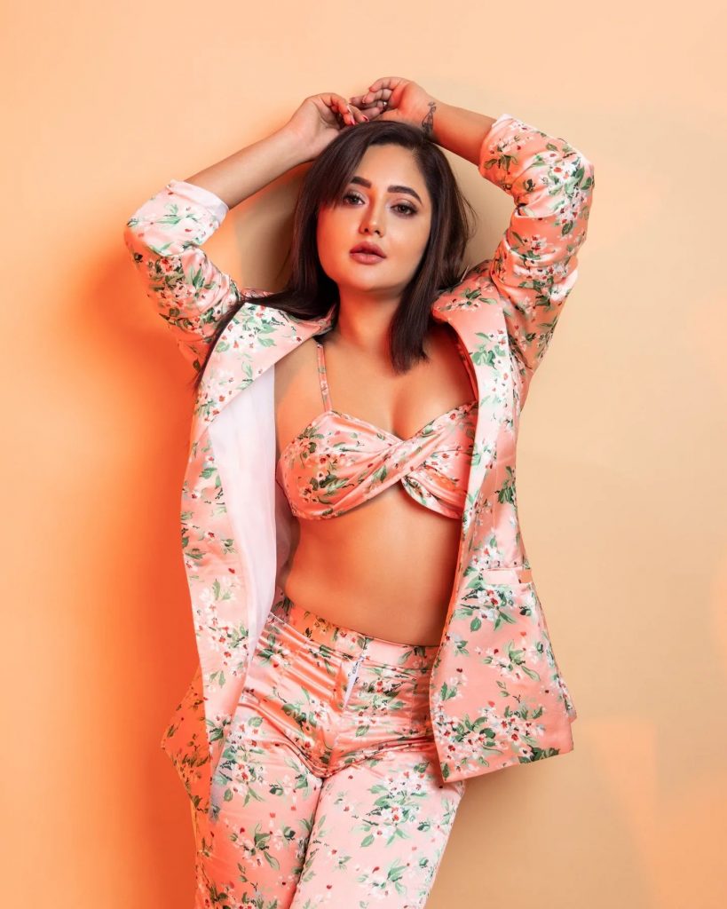 Rashmi Desai Photo: After Bigg Boss, the actress became so beautiful, it will be difficult to remove eyes in deep neck outfit