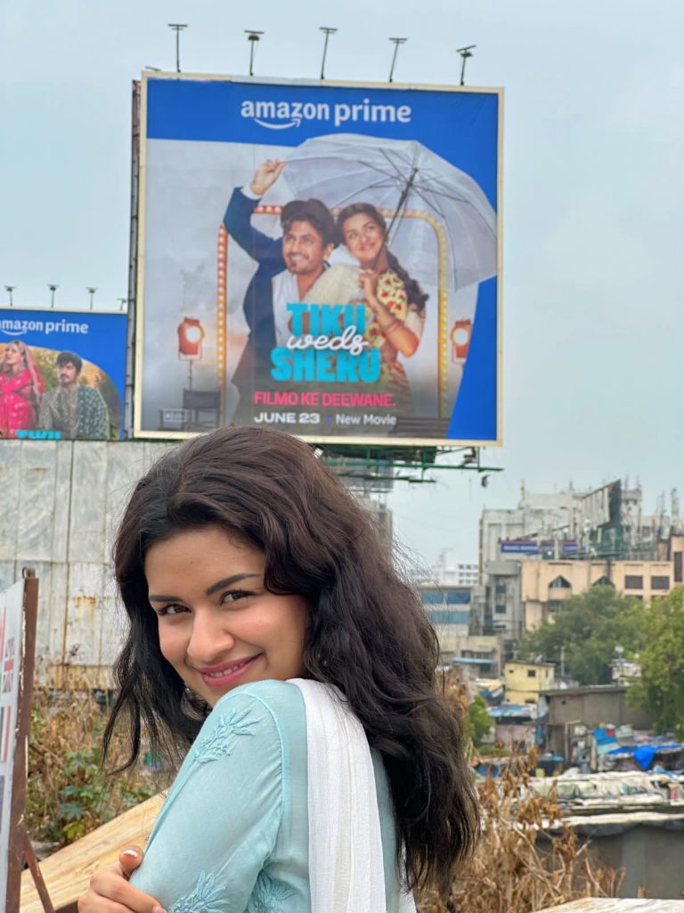 Seeing herself on the hoarding, Avneet Kaur remembered the days of struggle