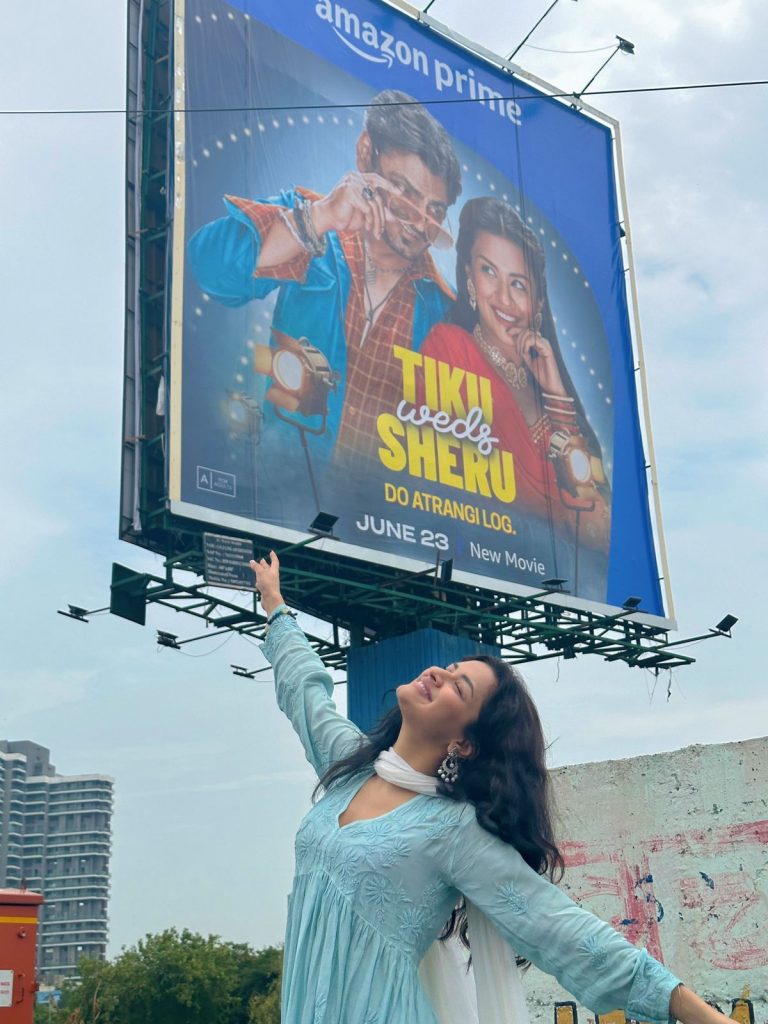 Seeing herself on the hoarding, Avneet Kaur remembered the days of struggle