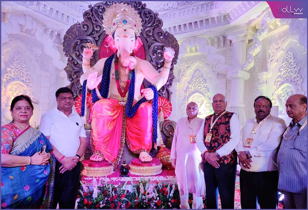 Raja of Vighnaharta Lal Bagh Colorful inauguration of Raja of Vighnaharta Lal Bagh Ganpati Mahotsav